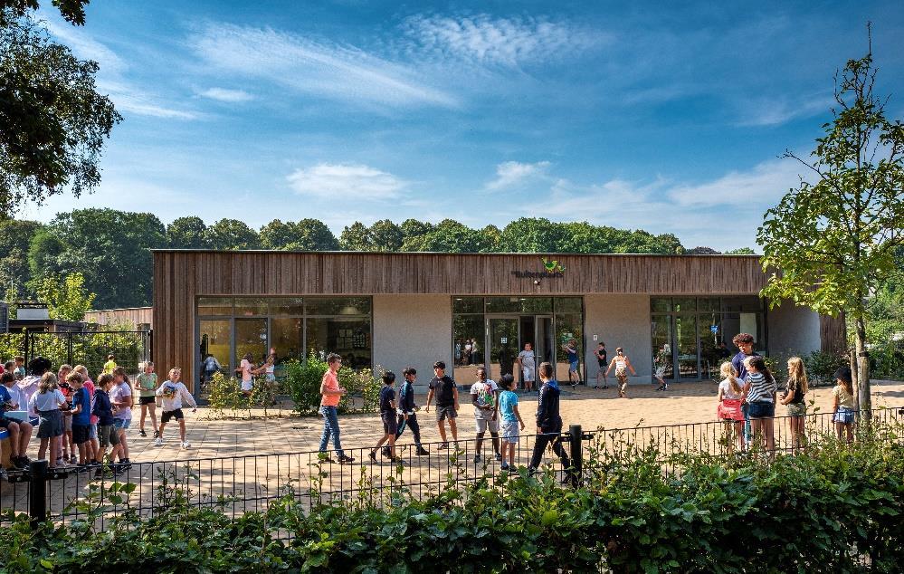 Basisschool De Buitenplaats in Warmond met leerlingen op het schoolplein. Basisschool De Buitenplaats in Warmond met leerlingen op het schoolplein.