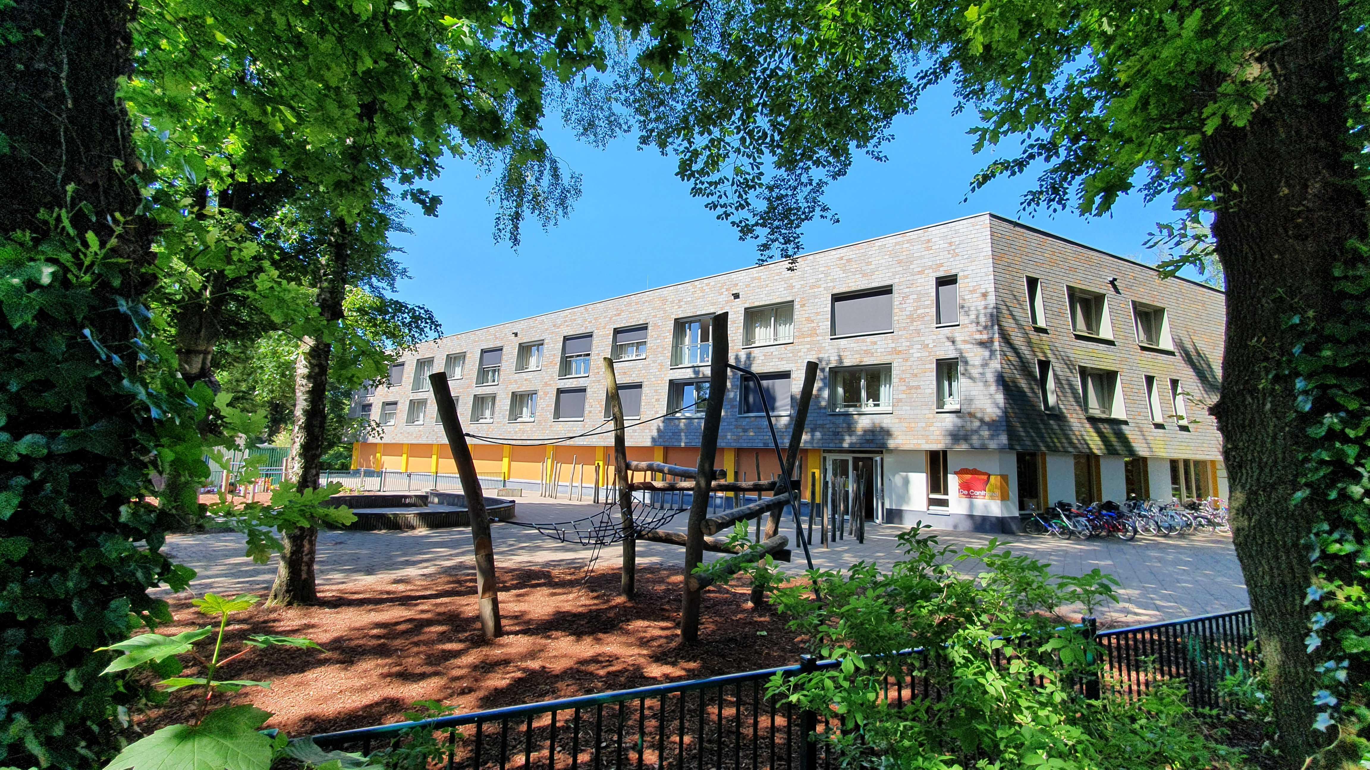 Basisschool de Cantharel in Ermelo met een schoolplein en moderne speelvoorzieningen. Basisschool de Cantharel in Ermelo met een schoolplein en moderne speelvoorzieningen.