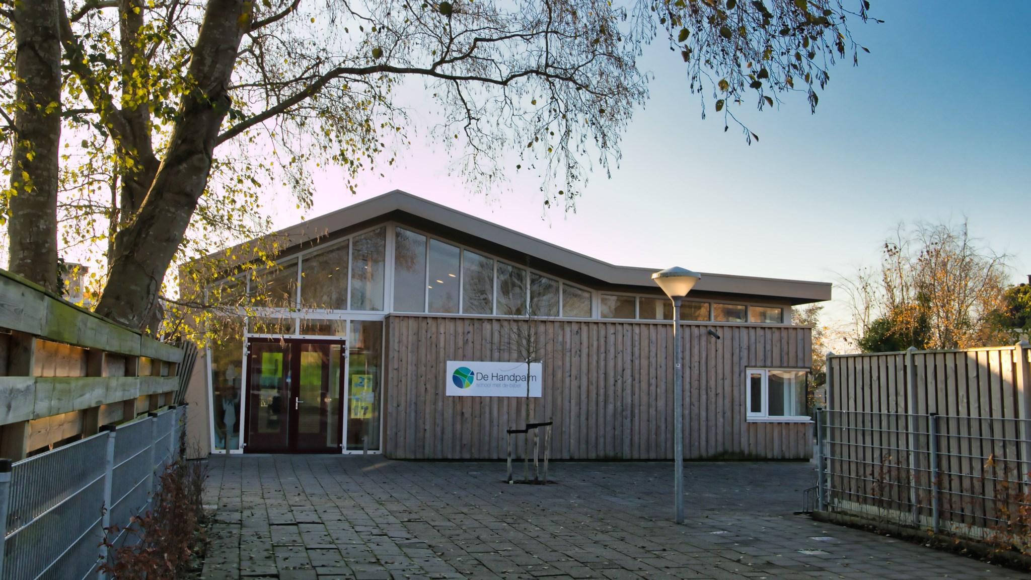 Basisschool De Handpalm - school met de Bijbel in Leens, met een modern gebouw en een overzichtelijk schoolplein. Basisschool De Handpalm - school met de Bijbel in Leens, met een modern gebouw en een overzichtelijk schoolplein.