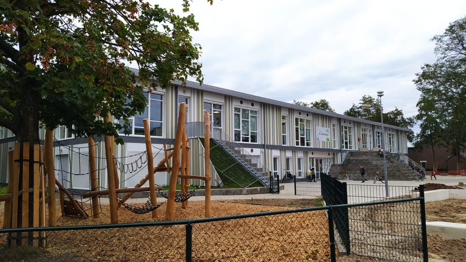 Basisschool de Holm in Leusden met een modern schoolgebouw en een speelplek. Basisschool de Holm in Leusden met een modern schoolgebouw en een speelplek.