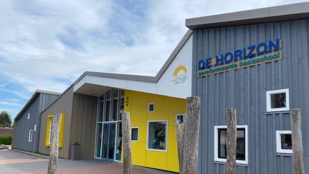 Basisschool De Horizon in Bedum, met een moderne gevel en uitnodigende entree. Basisschool De Horizon in Bedum, met een moderne gevel en uitnodigende entree.