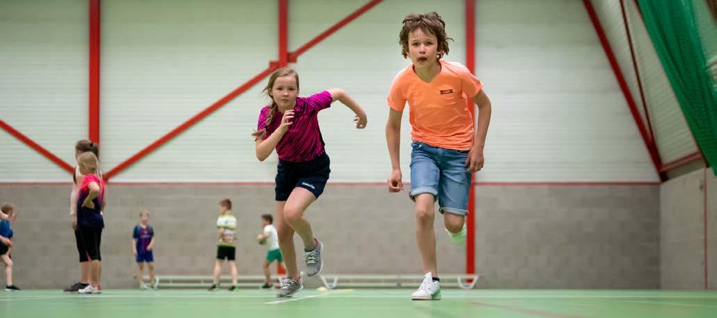 Basisschool De Hovenier in Montfort: leerlingen sporten samen in de gymzaal. Basisschool De Hovenier in Montfort: leerlingen sporten samen in de gymzaal.