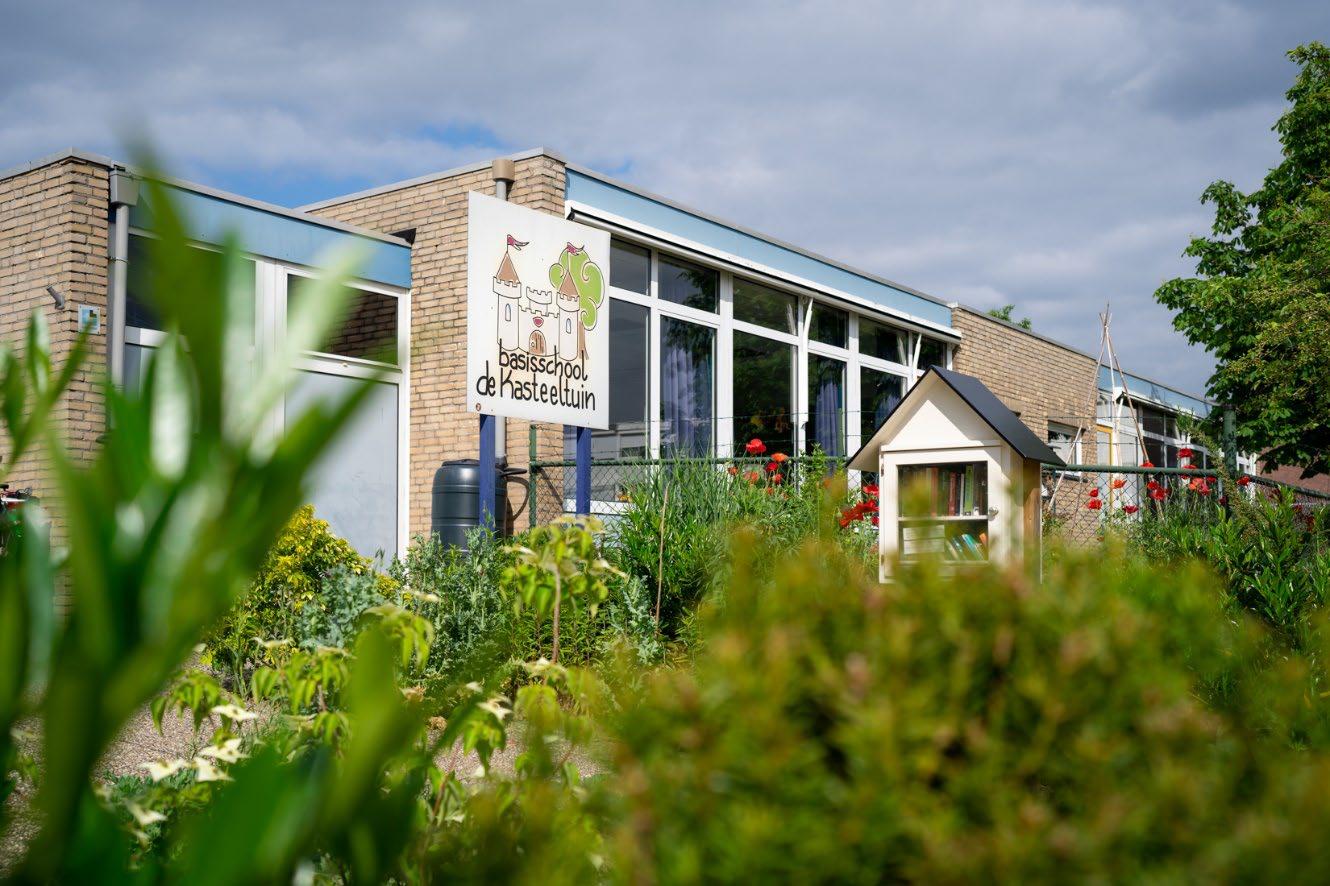 Basisschool de Kasteeltuin in Roermond met een groene omgeving en schoolbord. Basisschool de Kasteeltuin in Roermond met een groene omgeving en schoolbord.