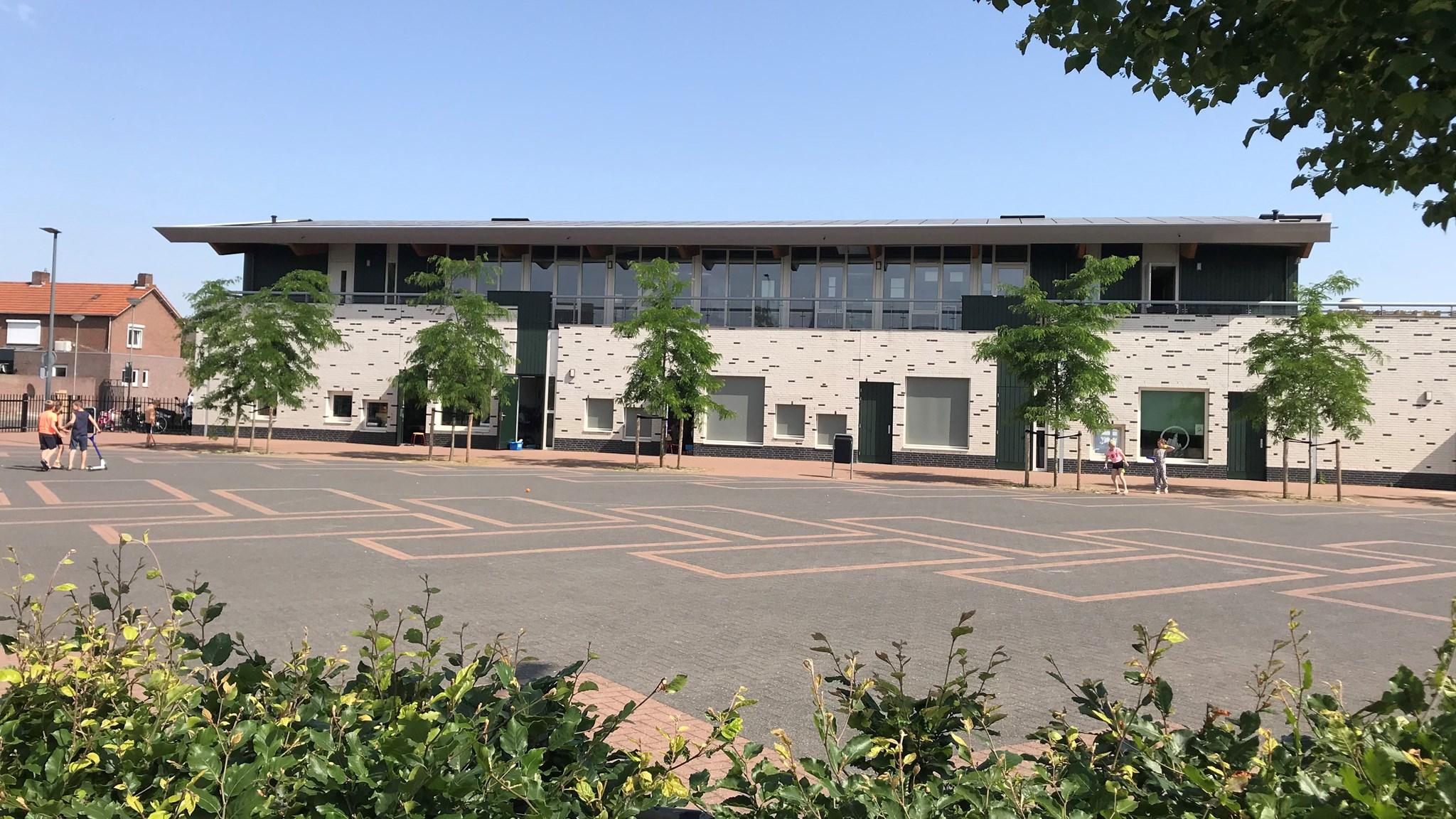 Basisschool De Koningsspil in Thorn met een overzicht van het schoolplein. Basisschool De Koningsspil in Thorn met een overzicht van het schoolplein.