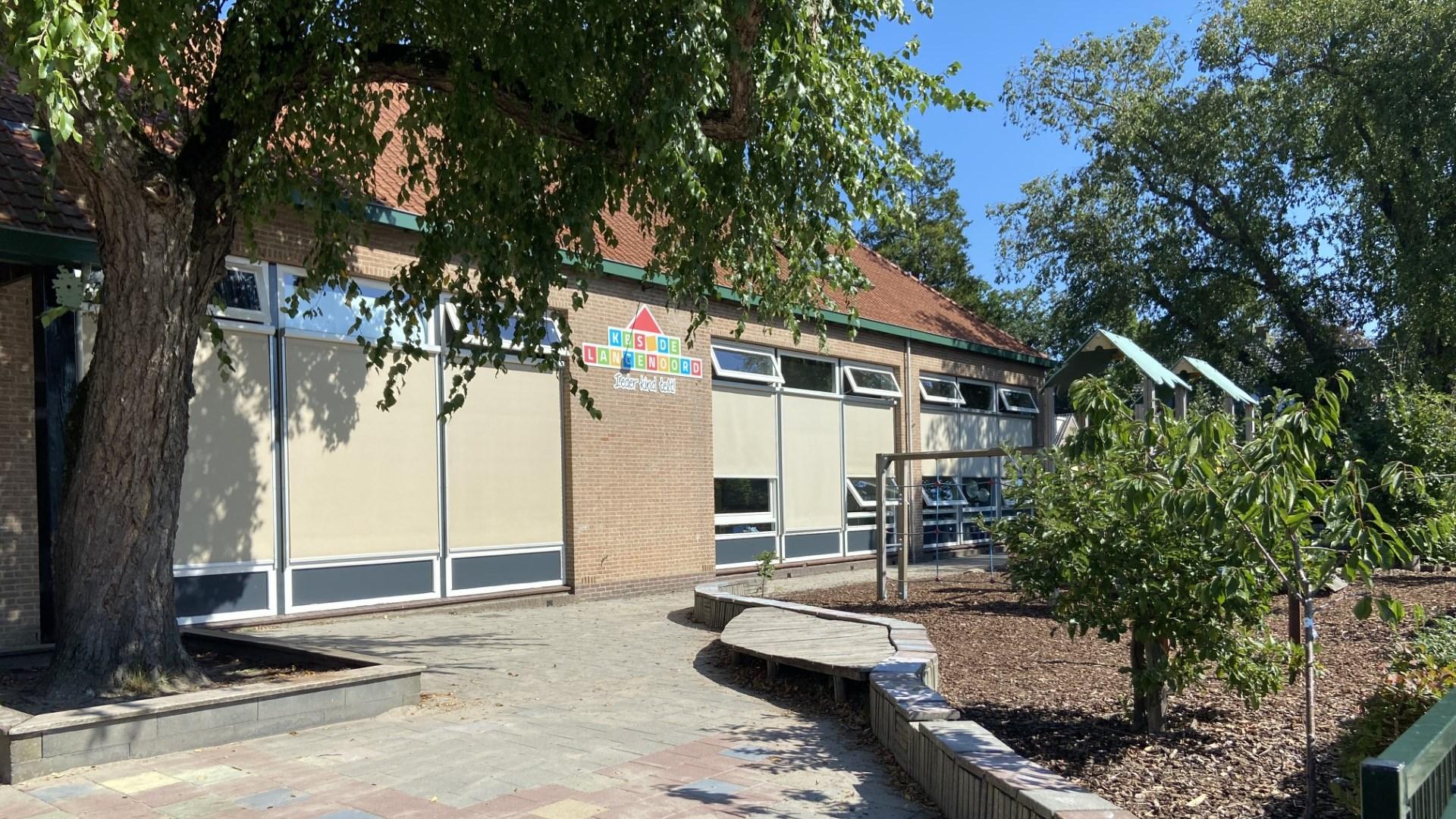 Basisschool De Langenoord in Hoogland met een schoolplein en groene omgeving. Basisschool De Langenoord in Hoogland met een schoolplein en groene omgeving.