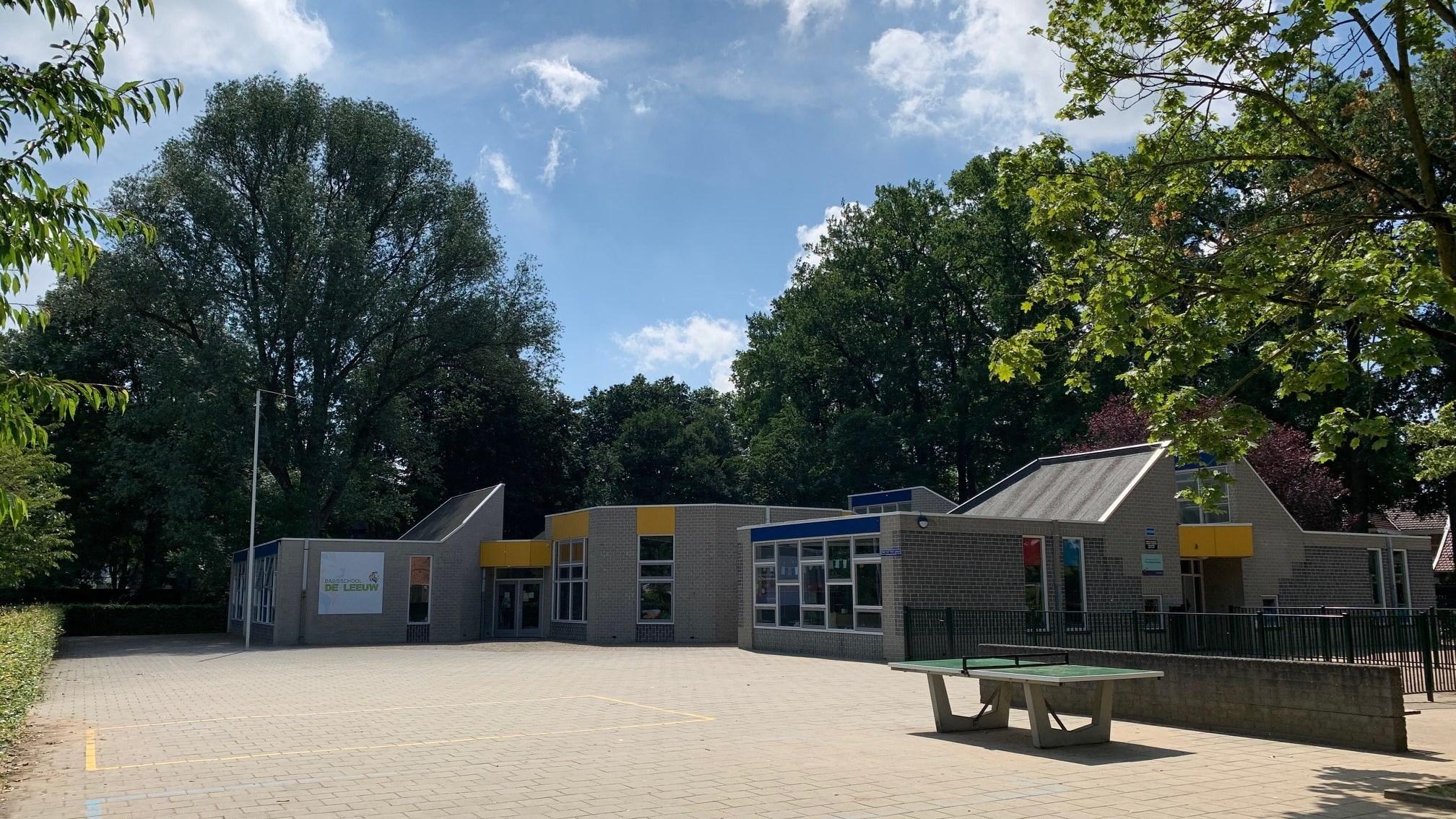 Basisschool De Leeuw in Lichtenvoorde met een uitzicht op het schoolplein. Basisschool De Leeuw in Lichtenvoorde met een uitzicht op het schoolplein.
