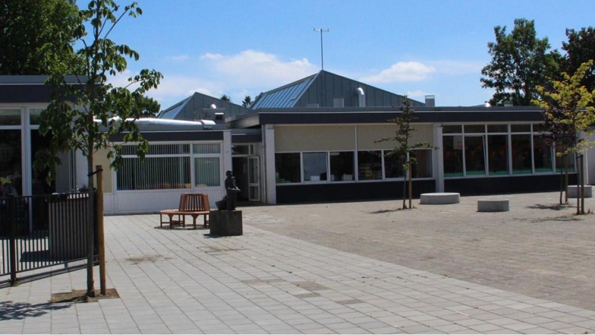Basisschool "De Maasparel" in Stevensweert met een overzicht van het schoolplein. Basisschool "De Maasparel" in Stevensweert met een overzicht van het schoolplein.