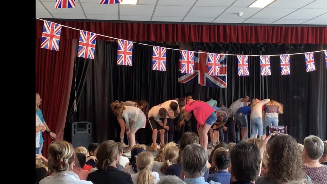 Basisschool De Maten in Oldenzaal tijdens een evenement met leerlingen op het podium. Basisschool De Maten in Oldenzaal tijdens een evenement met leerlingen op het podium.