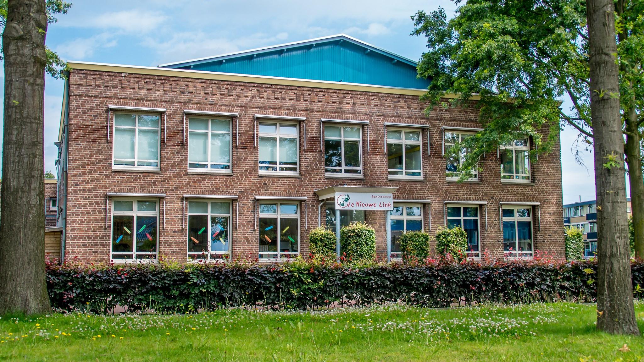 Basisschool De Nieuwe Link in Oss met een duidelijk zicht op de gevel en omringende natuur. Basisschool De Nieuwe Link in Oss met een duidelijk zicht op de gevel en omringende natuur.
