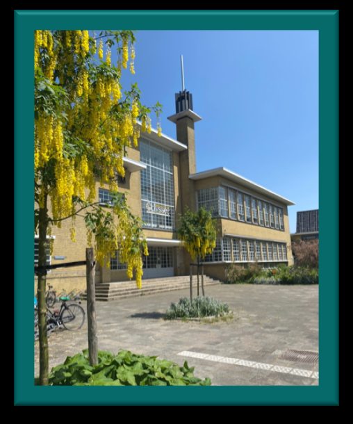 Basisschool de Odyssee in Utrecht met een kleurrijk schoolplein en een moderne gevel. Basisschool de Odyssee in Utrecht met een kleurrijk schoolplein en een moderne gevel.