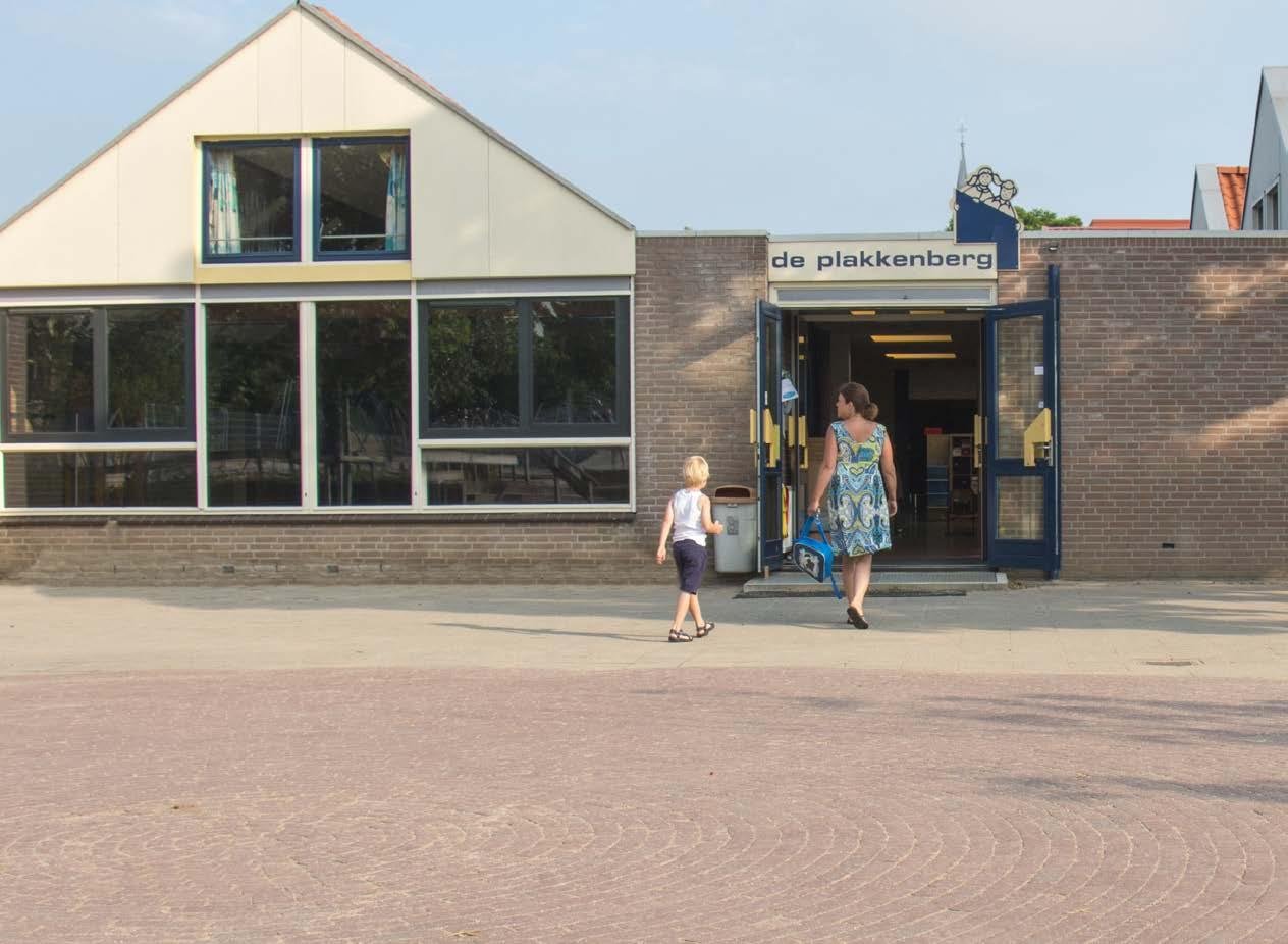 Basisschool de Plakkenberg in Silvolde met een moeder en kind die naar binnen gaan. Basisschool de Plakkenberg in Silvolde met een moeder en kind die naar binnen gaan.