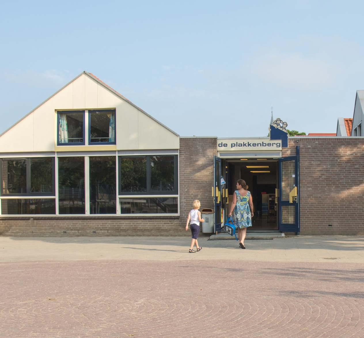 Basisschool de Plakkenberg in Silvolde met kinderen die het schoolplein betreden. Basisschool de Plakkenberg in Silvolde met kinderen die het schoolplein betreden.