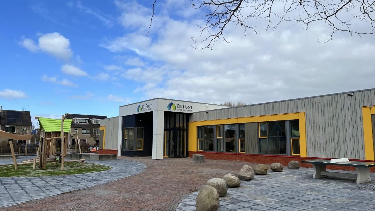 Basisschool De Poort - school met de Bijbel in Ten Boer met een ruim schoolplein en moderne voorzieningen. Basisschool De Poort - school met de Bijbel in Ten Boer met een ruim schoolplein en moderne voorzieningen.