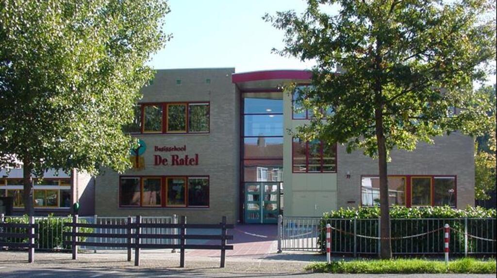 Basisschool De Ratel in Gennep, met een moderne gevel en groene omgeving. Basisschool De Ratel in Gennep, met een moderne gevel en groene omgeving.
