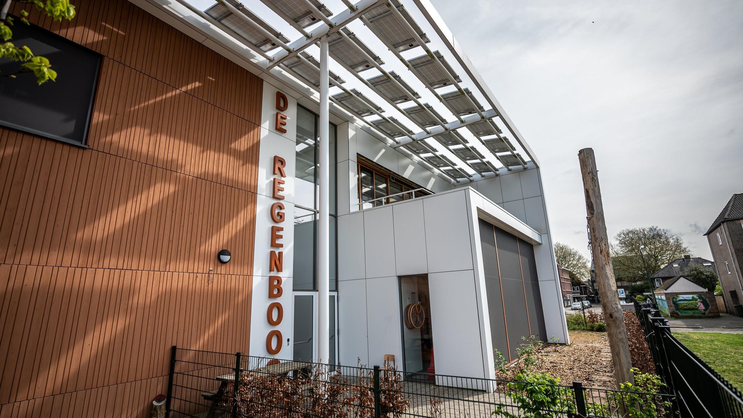Basisschool De Regenboog in De Bilt met een moderne buitengevel en zonnepanelen. Basisschool De Regenboog in De Bilt met een moderne buitengevel en zonnepanelen.