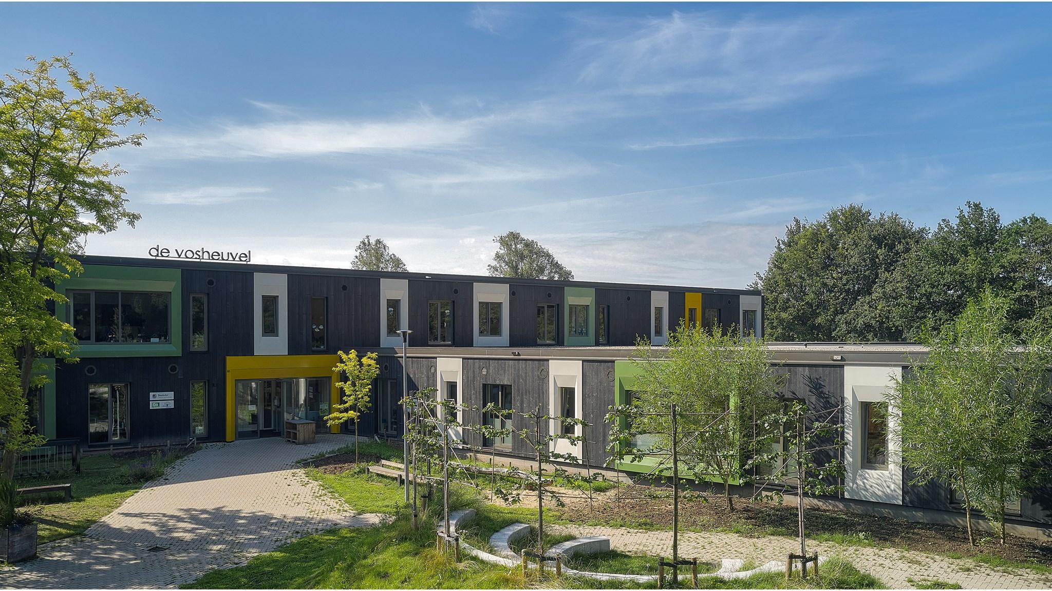 Basisschool De Regenboog in Hoensbroek met een groene en moderne uitstraling op het schoolplein. Basisschool De Regenboog in Hoensbroek met een groene en moderne uitstraling op het schoolplein.