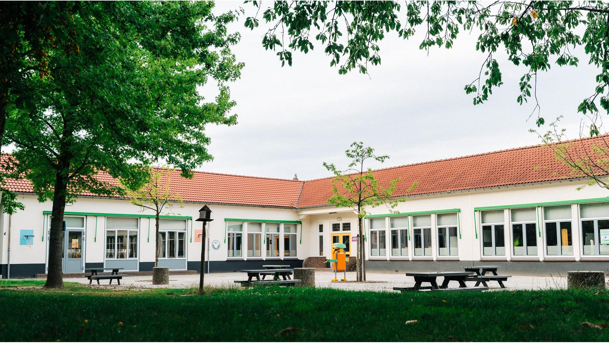 Basisschool De Regenboog in Hoensbroek met een uitzicht op het schoolplein en de groene omgeving. Basisschool De Regenboog in Hoensbroek met een uitzicht op het schoolplein en de groene omgeving.