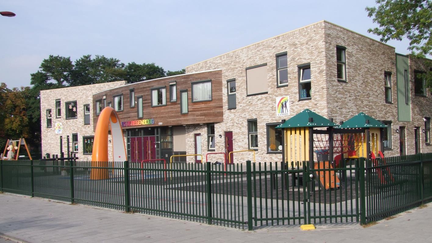 Basisschool De Regenboog in Schaijk met een kleurrijk schoolplein en speeltuin. Basisschool De Regenboog in Schaijk met een kleurrijk schoolplein en speeltuin.