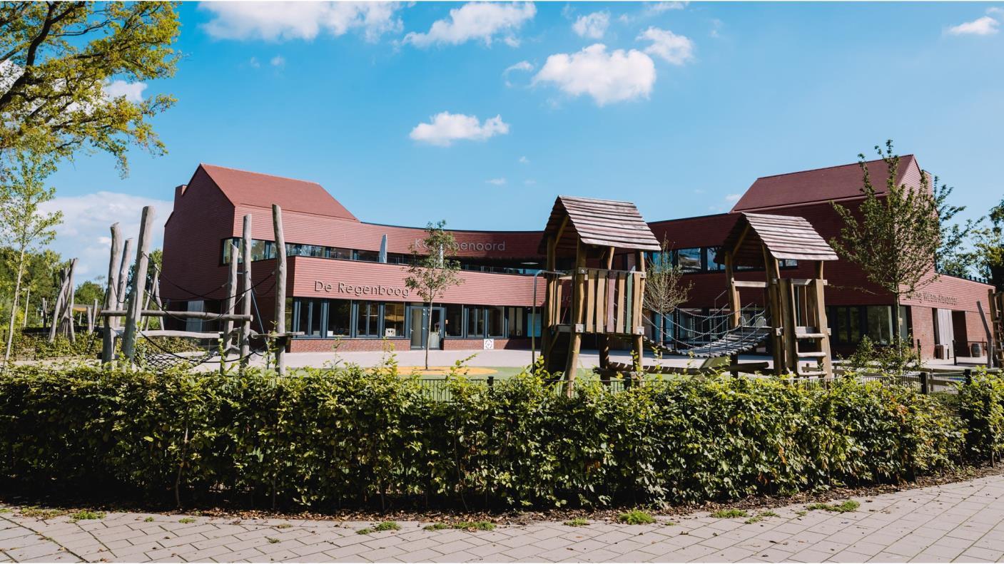 Basisschool De Regenboog in Waddinxveen met een speelplaats en moderne architectuur. Basisschool De Regenboog in Waddinxveen met een speelplaats en moderne architectuur.
