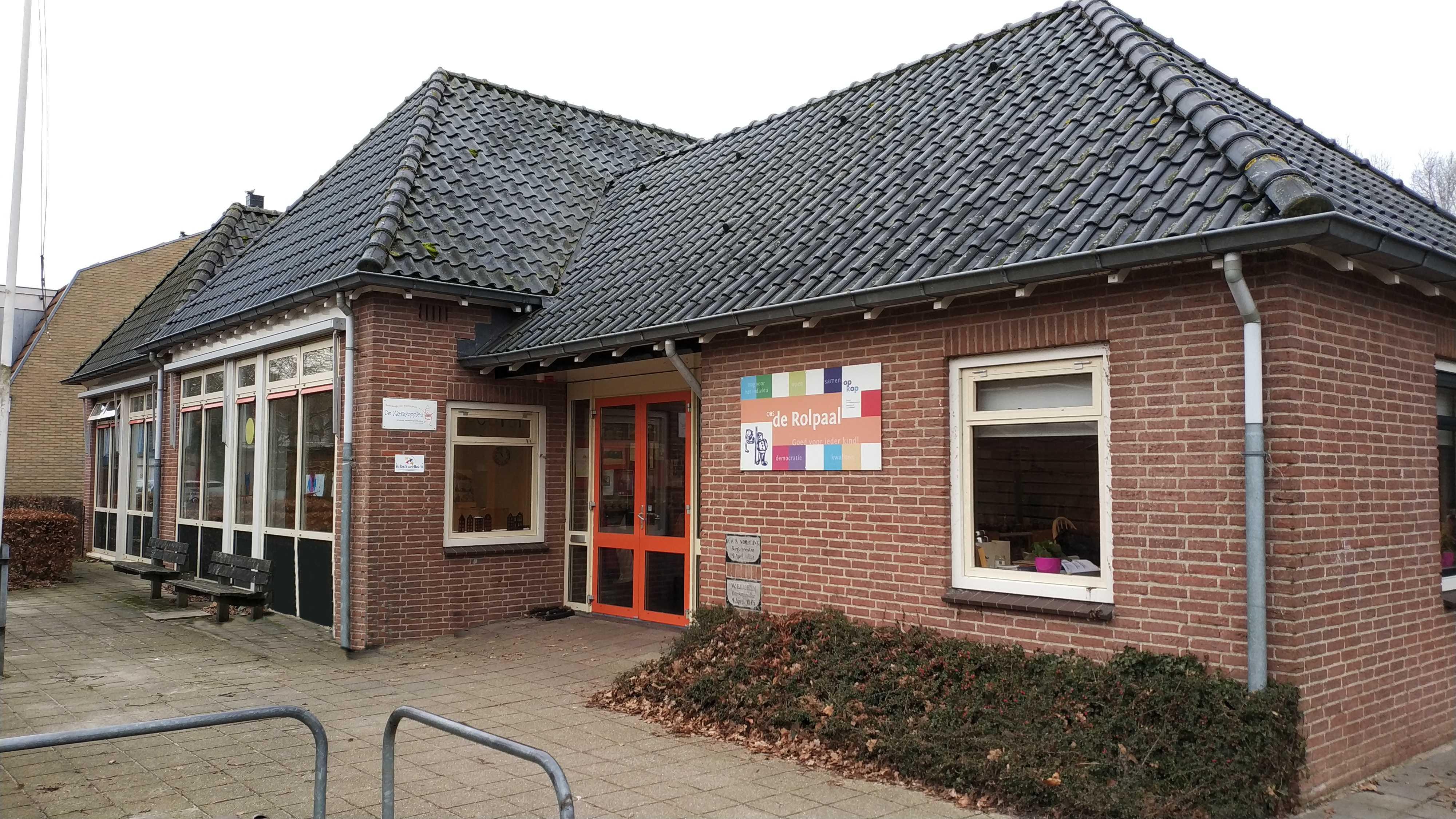 Basisschool de Rolpaal in Blokzijl, een gezellig schoolgebouw met een uitnodigende entree. Basisschool de Rolpaal in Blokzijl, een gezellig schoolgebouw met een uitnodigende entree.