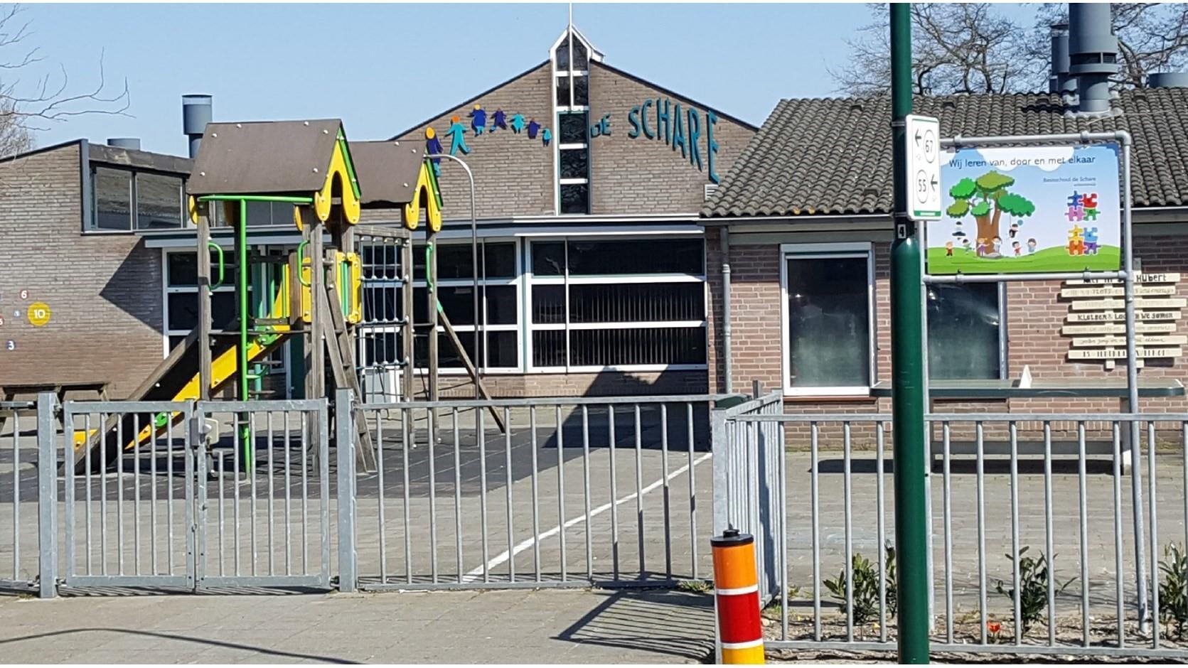 Basisschool De Schare in Sint Hubert met een schoolplein en kleurrijke speeltoestellen. Basisschool De Schare in Sint Hubert met een schoolplein en kleurrijke speeltoestellen.