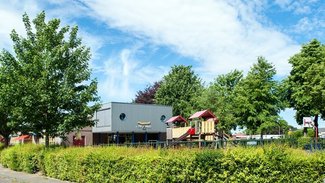 Basisschool de Triangel in Ulestraten met een speelplaats en groenvoorzieningen. Basisschool de Triangel in Ulestraten met een speelplaats en groenvoorzieningen.