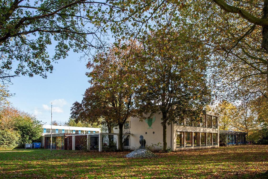 Basisschool De Uilenburcht in Driebergen-Rijsenburg, omgeven door bomen en een groene speelruimte. Basisschool De Uilenburcht in Driebergen-Rijsenburg, omgeven door bomen en een groene speelruimte.