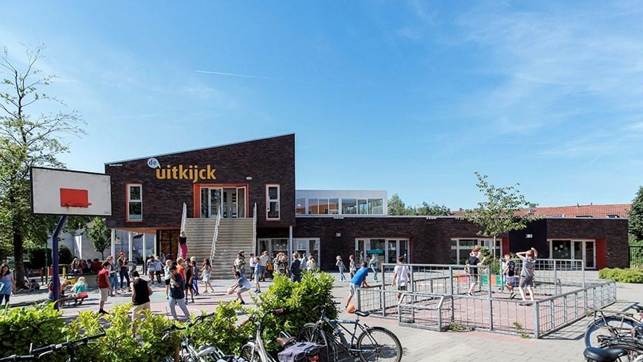 Basisschool De Uitkijck in Baarn met leerlingen op het schoolplein. Basisschool De Uitkijck in Baarn met leerlingen op het schoolplein.
