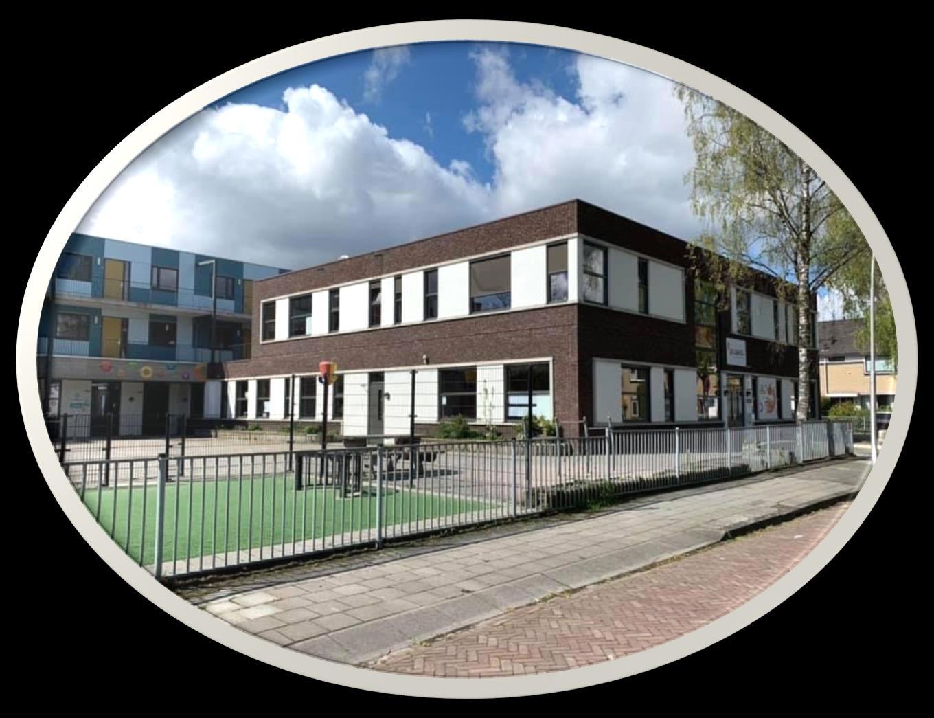 Basisschool de Vuurvogel in Assen met een uitzicht op het schoolplein. Basisschool de Vuurvogel in Assen met een uitzicht op het schoolplein.