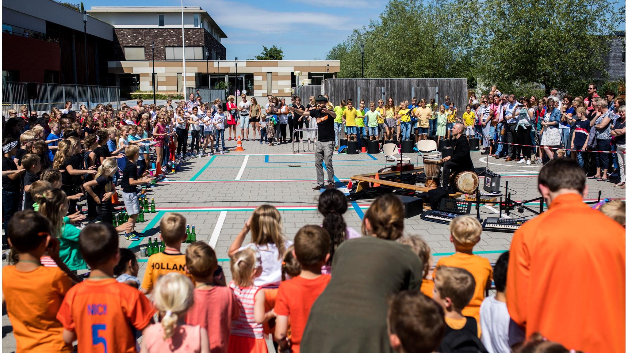 Basisschool De Wegwijzer in Driebruggen met een overzicht van het schoolgebouw en het schoolplein. Basisschool De Wegwijzer in Driebruggen met een overzicht van het schoolgebouw en het schoolplein.