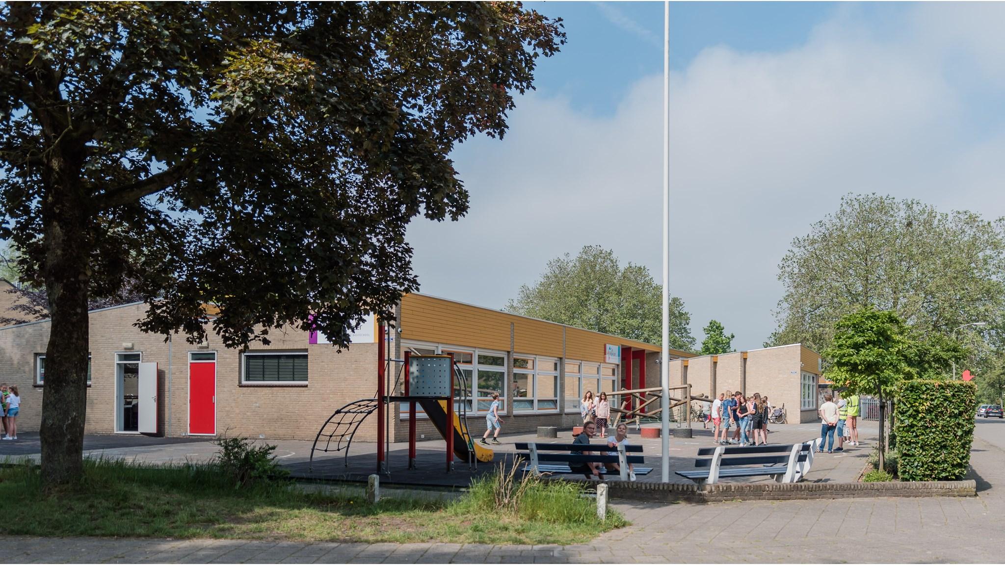 Basisschool de Wegwijzer in Harderwijk met een speelschoolplein vol leerlingen. Basisschool de Wegwijzer in Harderwijk met een speelschoolplein vol leerlingen.