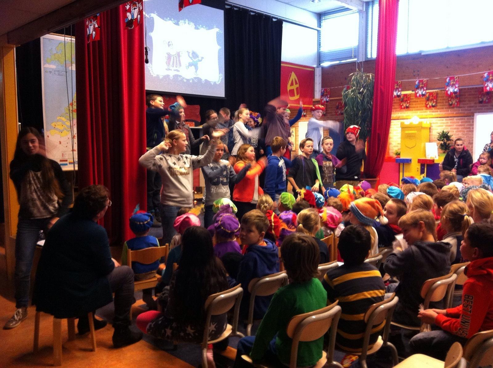 Basisschool De Wegwijzer in Wijk bij Duurstede organiseert een feestelijk optreden met leerlingen die op het podium optreden voor hun klasgenoten. Basisschool De Wegwijzer in Wijk bij Duurstede organiseert een feestelijk optreden met leerlingen die op het podium optreden voor hun klasgenoten.