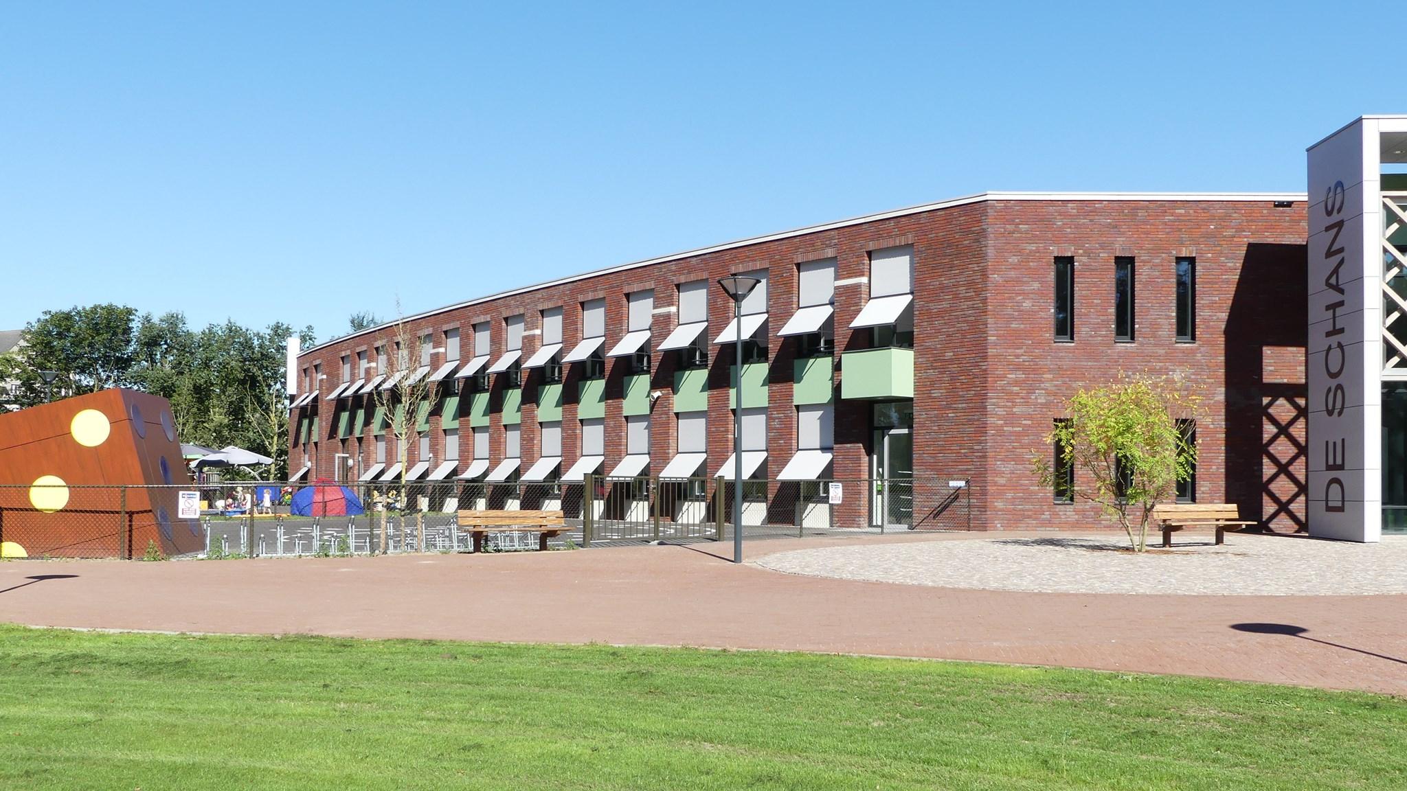 Basisschool De Weiert in Arcen met een modern gebouw en schoolplein. Basisschool De Weiert in Arcen met een modern gebouw en schoolplein.