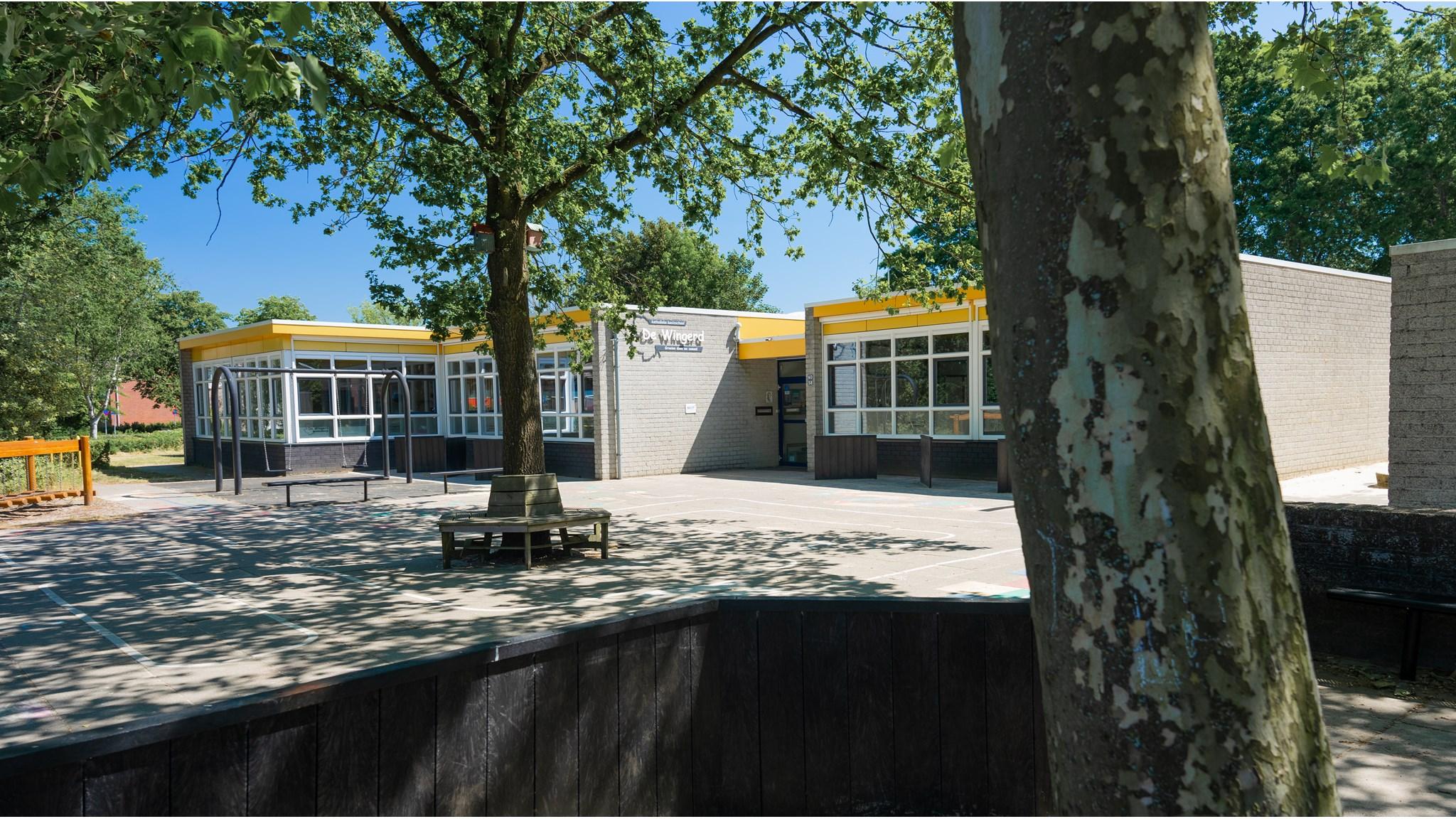 Basisschool De Wingerd in Nijverdal met een zonnig schoolplein en speeltoestellen. Basisschool De Wingerd in Nijverdal met een zonnig schoolplein en speeltoestellen.