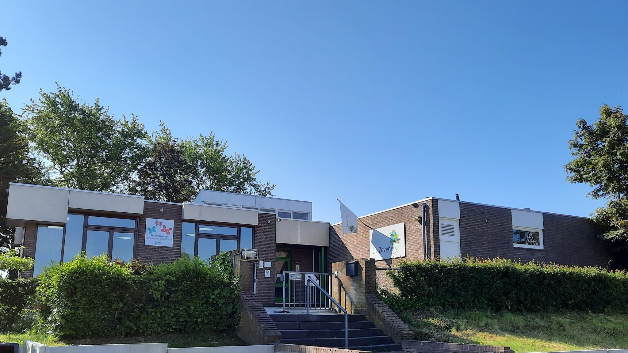 Basisschool De Zeveneik in Bingelrade met een helderblauwe lucht en groene omgeving. Basisschool De Zeveneik in Bingelrade met een helderblauwe lucht en groene omgeving.