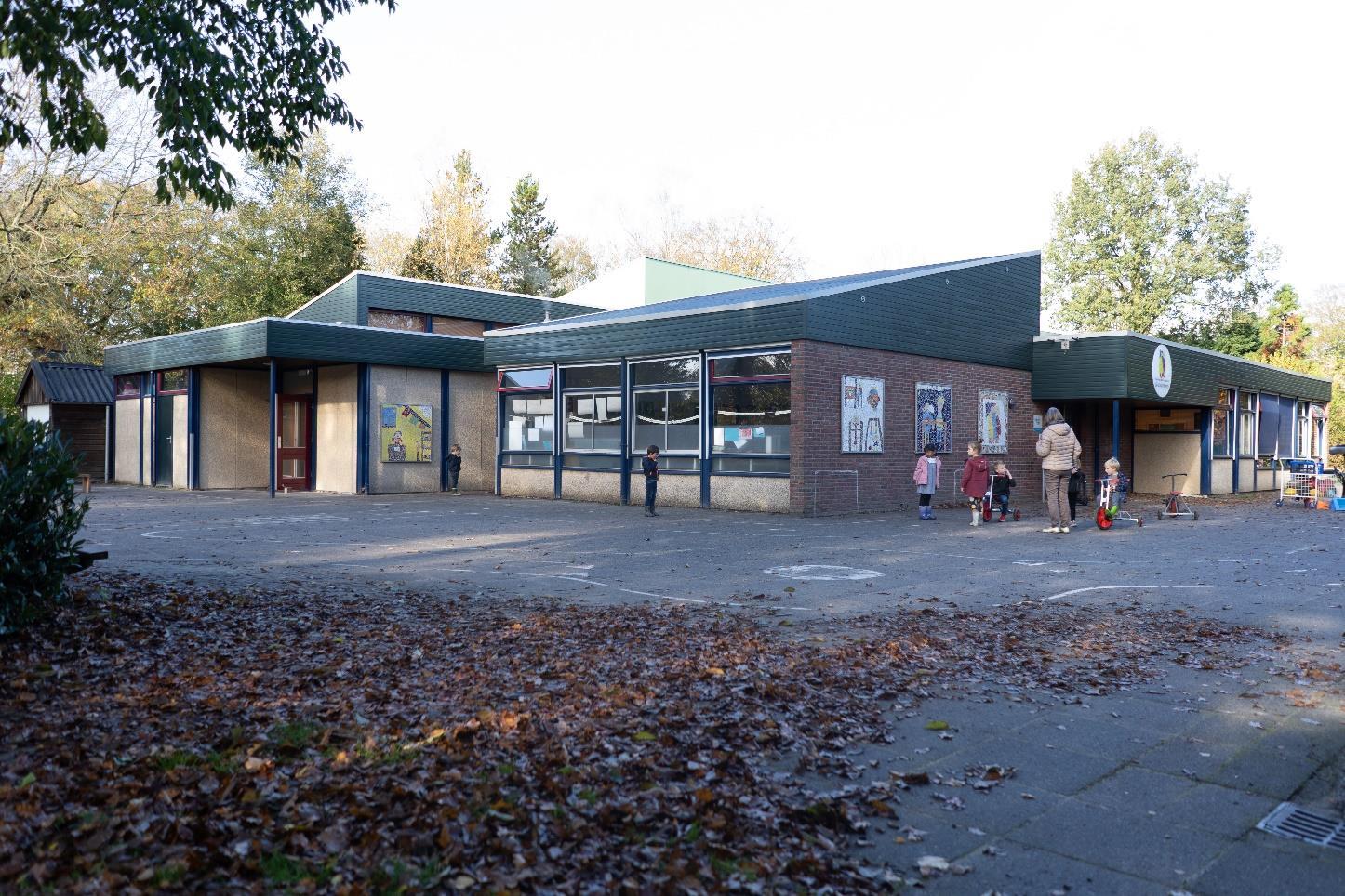 Basisschool de Zuid-Wester in Zuidlaren met kinderen op het schoolplein. Basisschool de Zuid-Wester in Zuidlaren met kinderen op het schoolplein.
