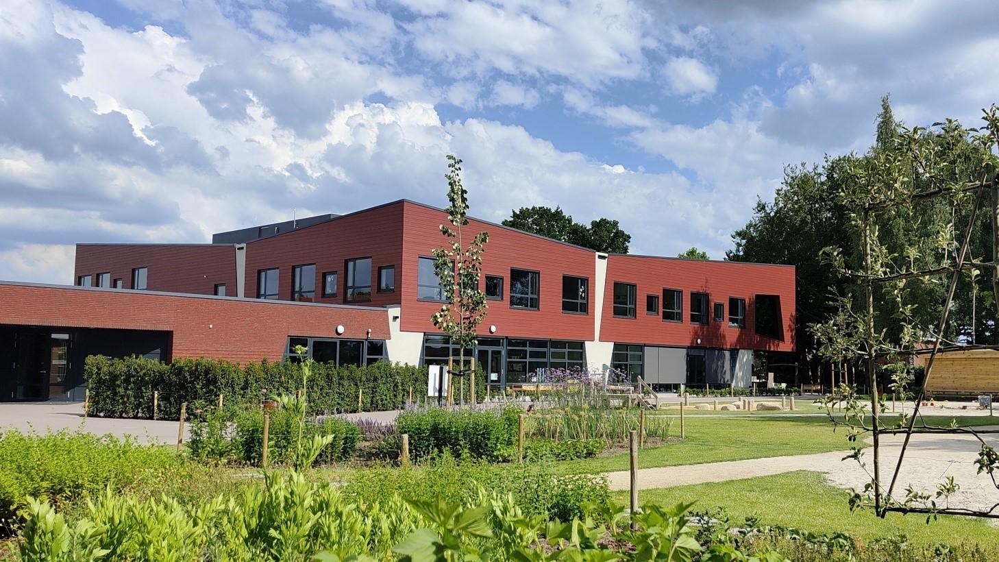 Basisschool Den Doelhof in Meijel met een groen schoolplein en moderne architectuur. Basisschool Den Doelhof in Meijel met een groen schoolplein en moderne architectuur.