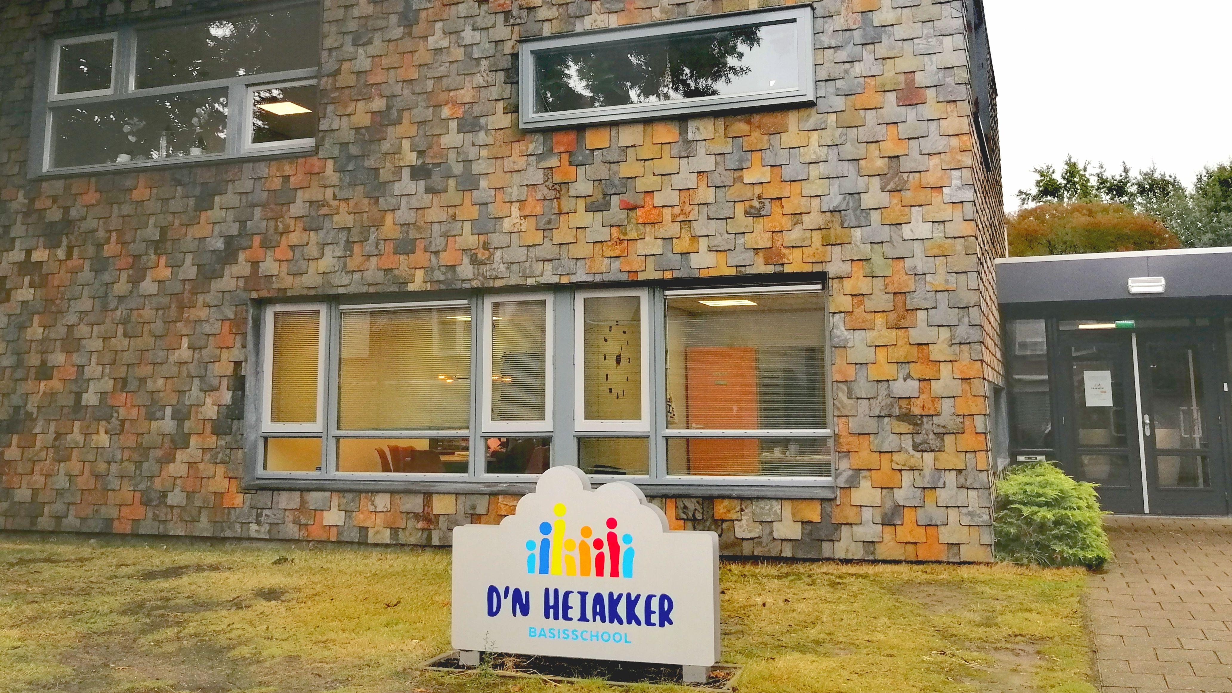Basisschool d'n Heiakker in Deurne met een herkenbaar gebouw en kleurrijke schoolbord. Basisschool d'n Heiakker in Deurne met een herkenbaar gebouw en kleurrijke schoolbord.