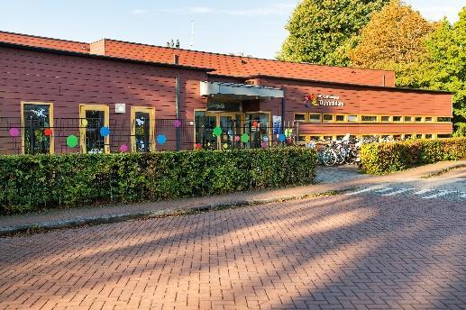 Basisschool Dubbeldam in Dordrecht toont de ingang van de school met kleurrijke versieringen. Basisschool Dubbeldam in Dordrecht toont de ingang van de school met kleurrijke versieringen.