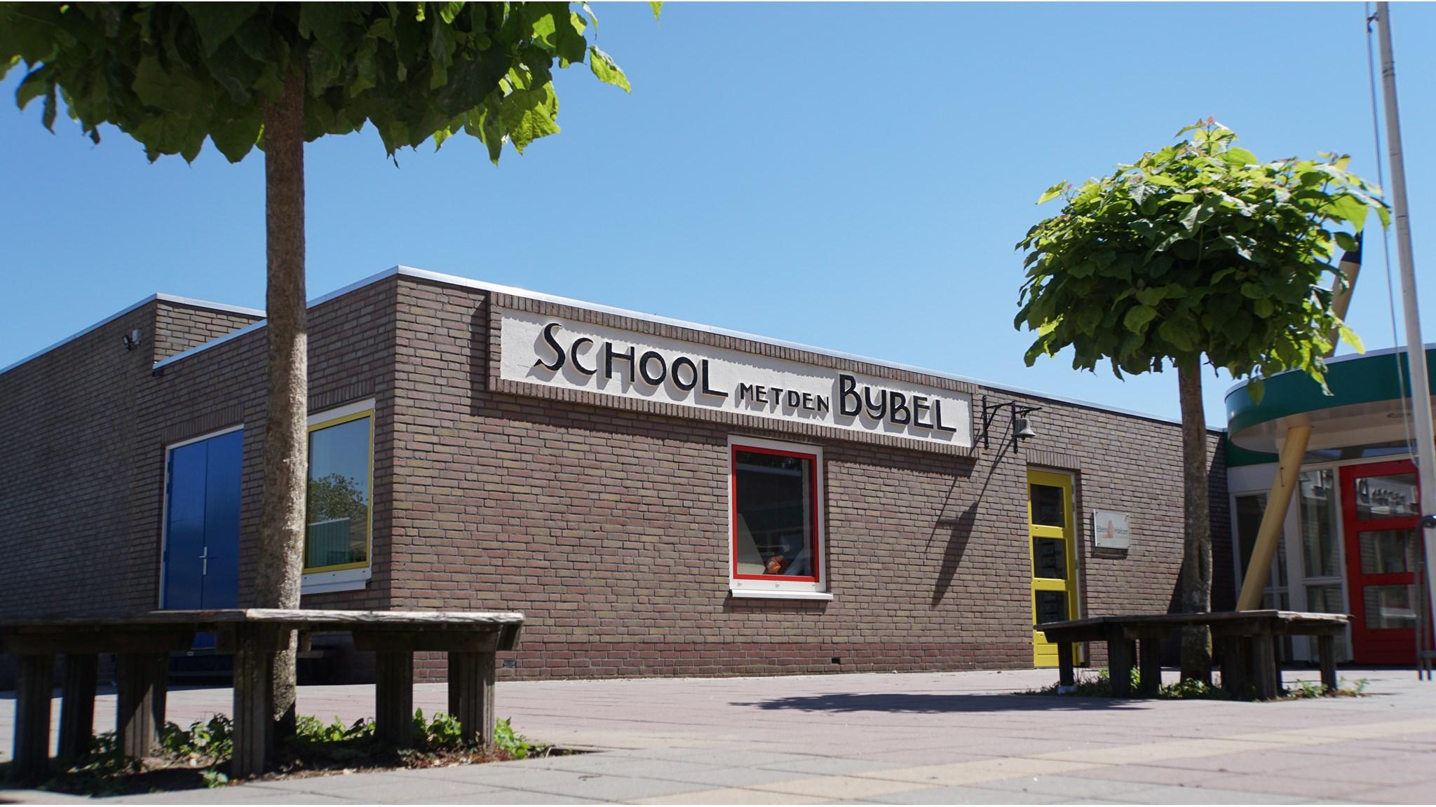 Basisschool Eben-Haëzer locatie Teuge met de tekst "SCHOOL MET DEN BYBEL" op de gevel. Basisschool Eben-Haëzer locatie Teuge met de tekst "SCHOOL MET DEN BYBEL" op de gevel.