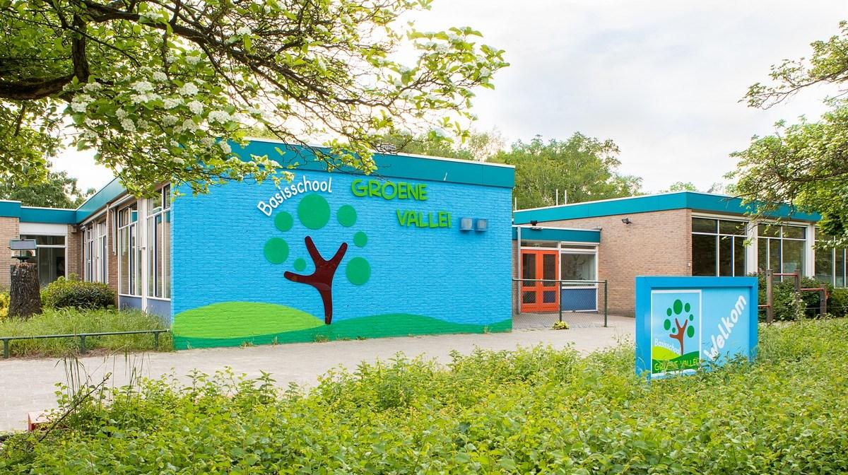 Basisschool Groene Vallei in Ede met een kleurrijke muur en een uitnodigende ingang.