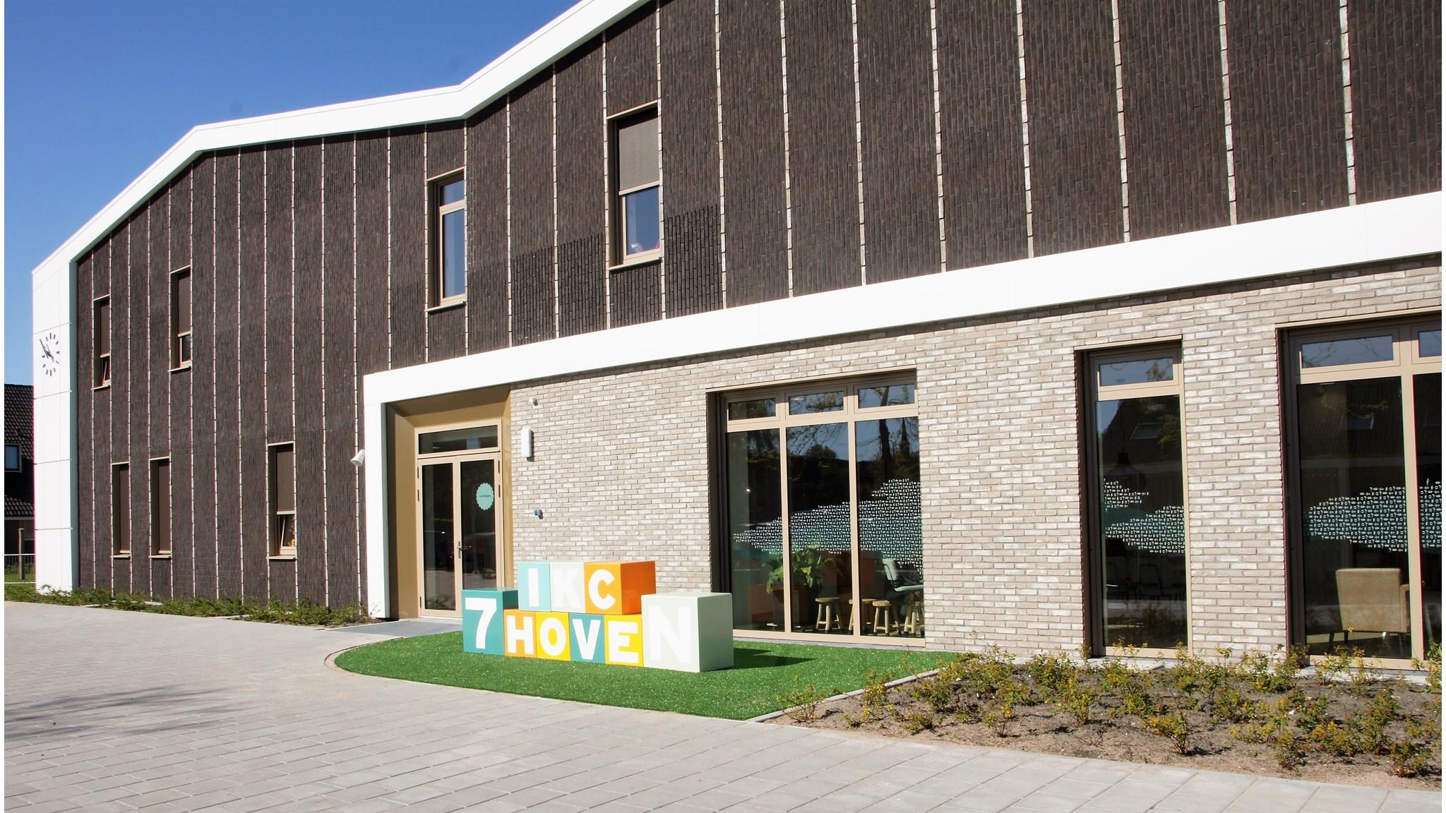 Basisschool Harten4 in Tilburg heeft een moderne en uitnodigende ingang met kleurrijke letters op het schoolplein. Basisschool Harten4 in Tilburg heeft een moderne en uitnodigende ingang met kleurrijke letters op het schoolplein.