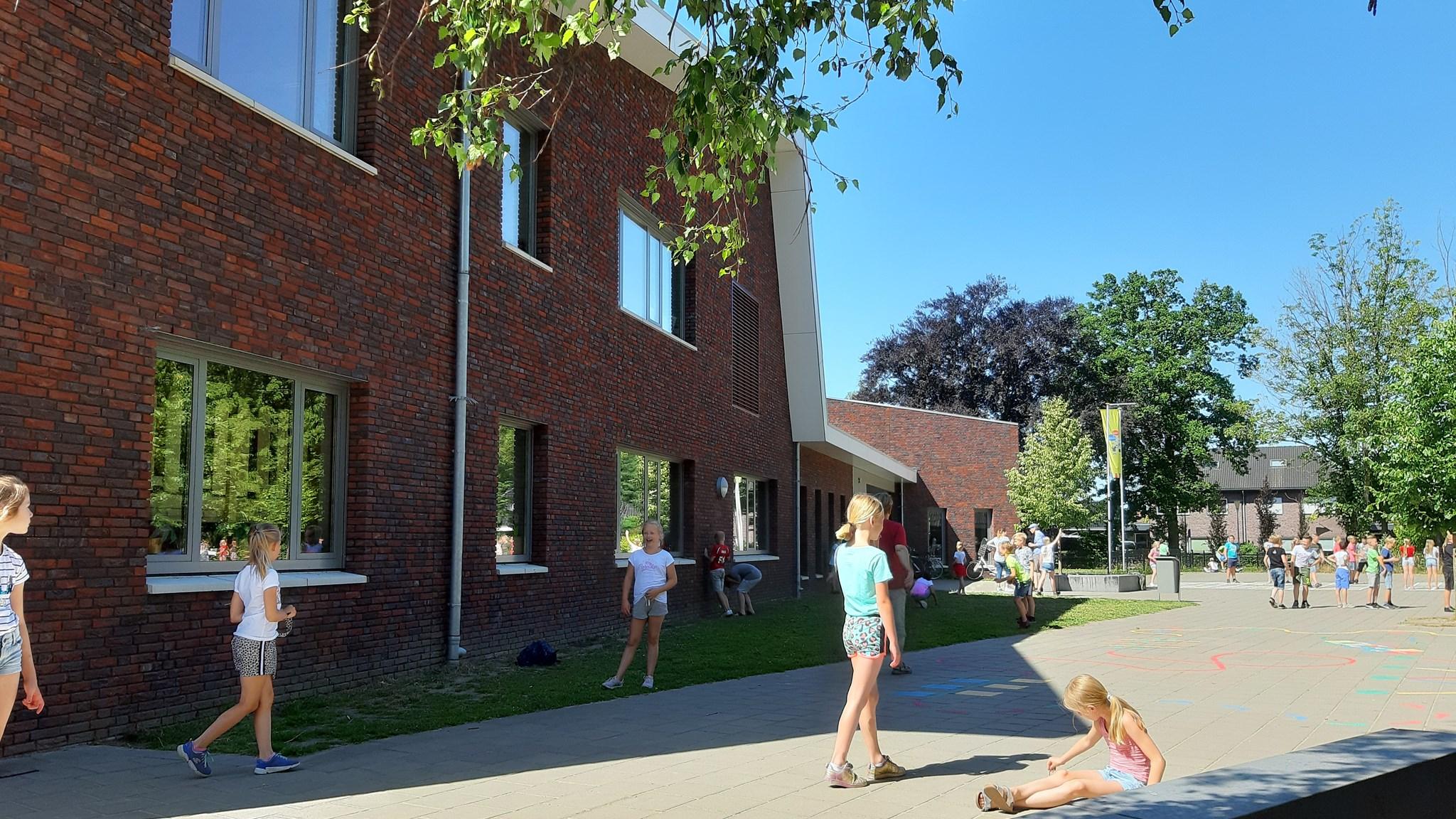Basisschool Heeckeren in Goor met kinderen die spelen op het schoolplein. Basisschool Heeckeren in Goor met kinderen die spelen op het schoolplein.