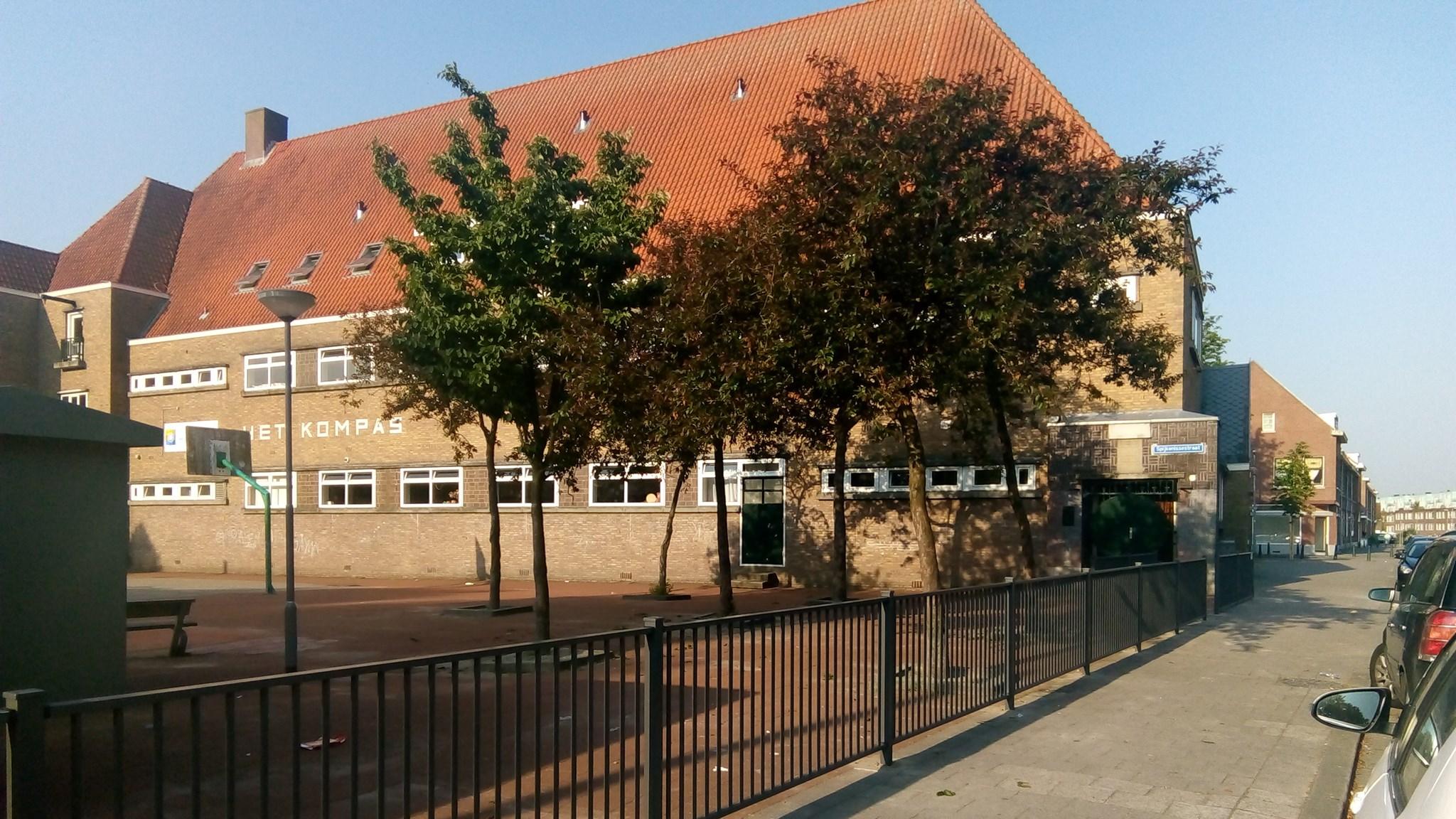 Basisschool Het Kompas in Rotterdam, zichtbaar vanaf het schoolplein. Basisschool Het Kompas in Rotterdam, zichtbaar vanaf het schoolplein.