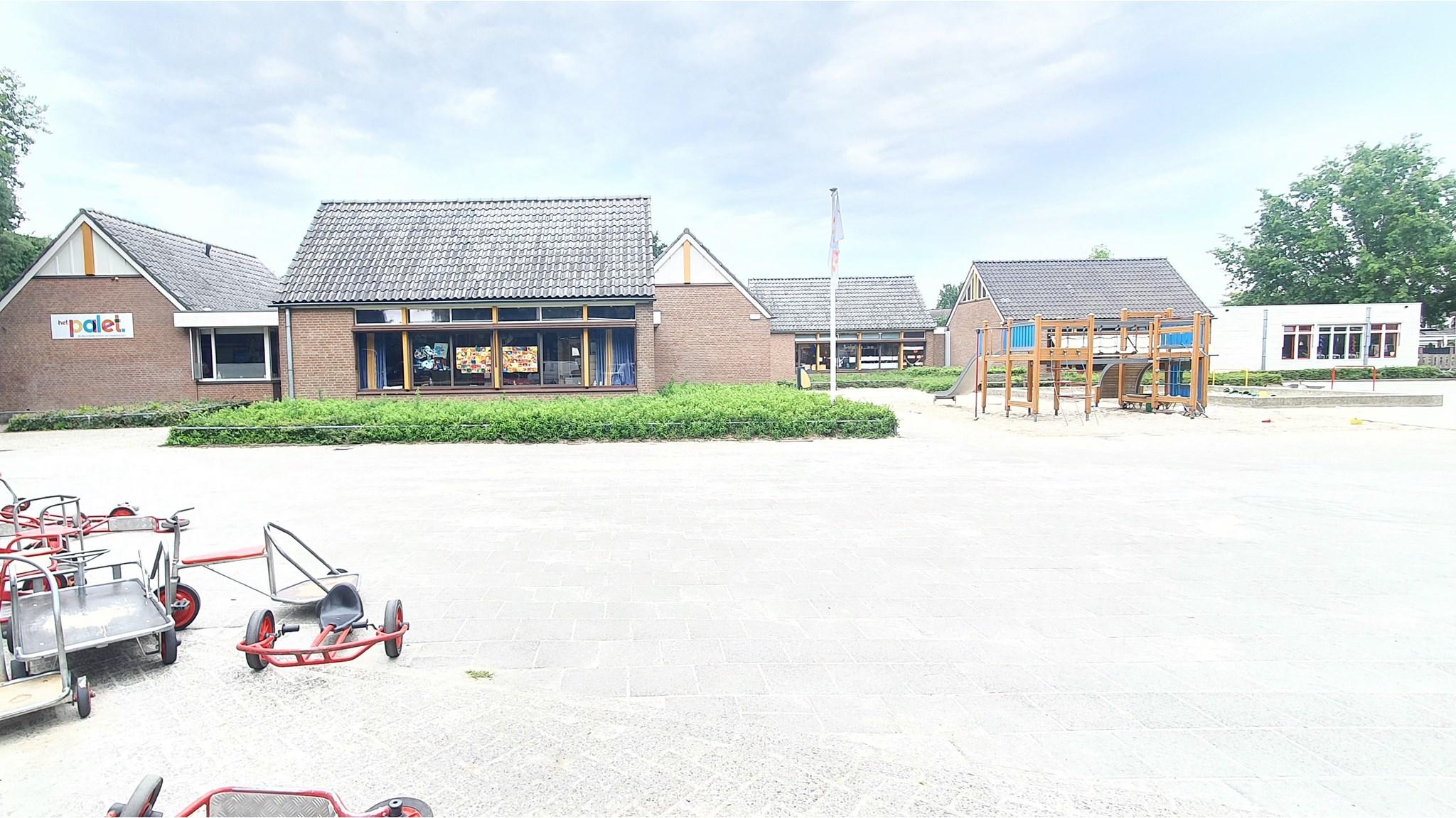Basisschool Het Palet in Haaksbergen met een overzicht van het schoolplein en speeltoestellen. Basisschool Het Palet in Haaksbergen met een overzicht van het schoolplein en speeltoestellen.