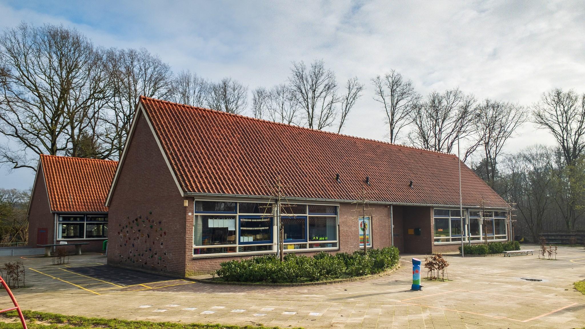 Basisschool Honesch in Haaksbergen met een duidelijk zicht op het schoolplein. Basisschool Honesch in Haaksbergen met een duidelijk zicht op het schoolplein.