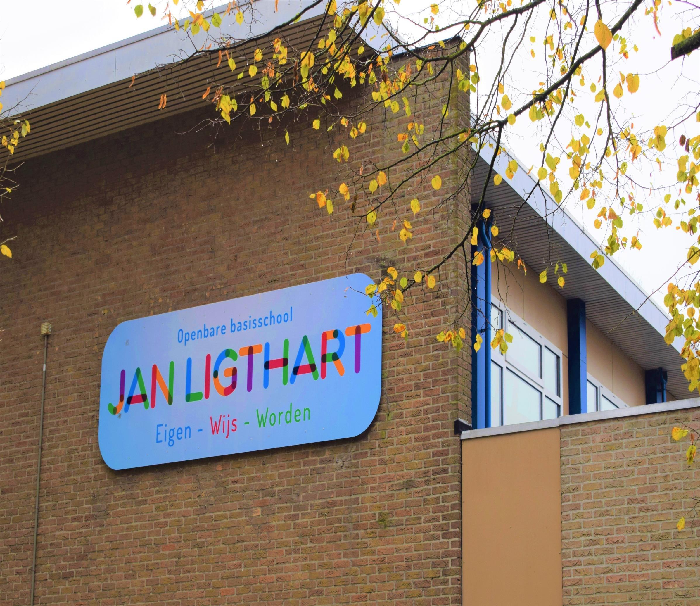 Basisschool Jan Ligthart in Zelhem met een kleurrijk naamboord.