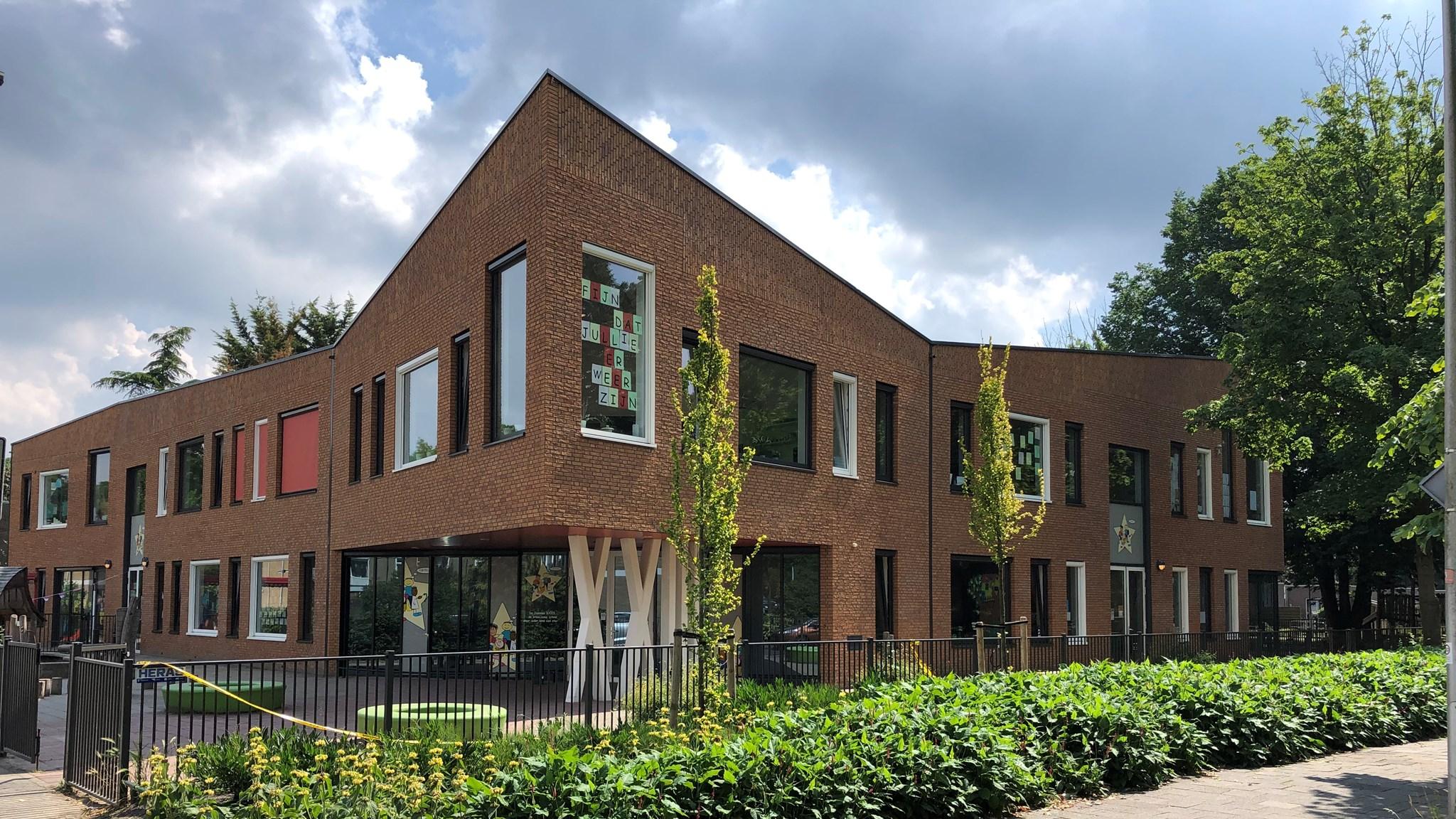 Basisschool Joannes XXIII in Utrecht met een moderne gevel en groene omgeving. Basisschool Joannes XXIII in Utrecht met een moderne gevel en groene omgeving.