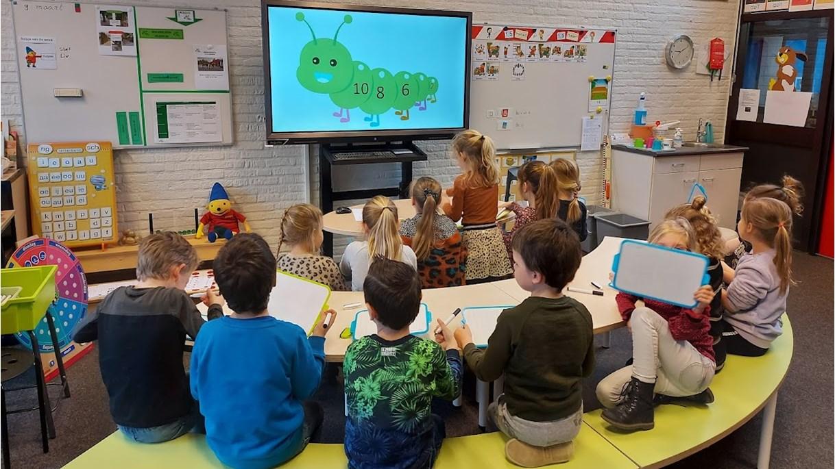 Basisschool Klimop in Rijkevoort met kinderen die actief leren van een digitale presentatie. Basisschool Klimop in Rijkevoort met kinderen die actief leren van een digitale presentatie.