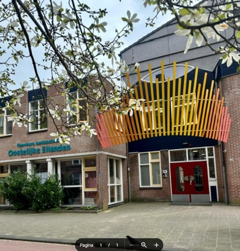 Basisschool Oostelijke Eilanden in Amsterdam, met een kleurrijke toegang en bloeiende bomen. Basisschool Oostelijke Eilanden in Amsterdam, met een kleurrijke toegang en bloeiende bomen.